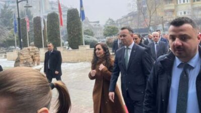 Mitroviça’nın yeni Belediye Başkanı Faton Peci, Cumhurbaşkanı Vjosa Osmani’nin bu