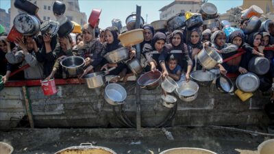 İsrail güçleri, yardım konvoylarına ve un çuvalı almaya çalışan sivillere