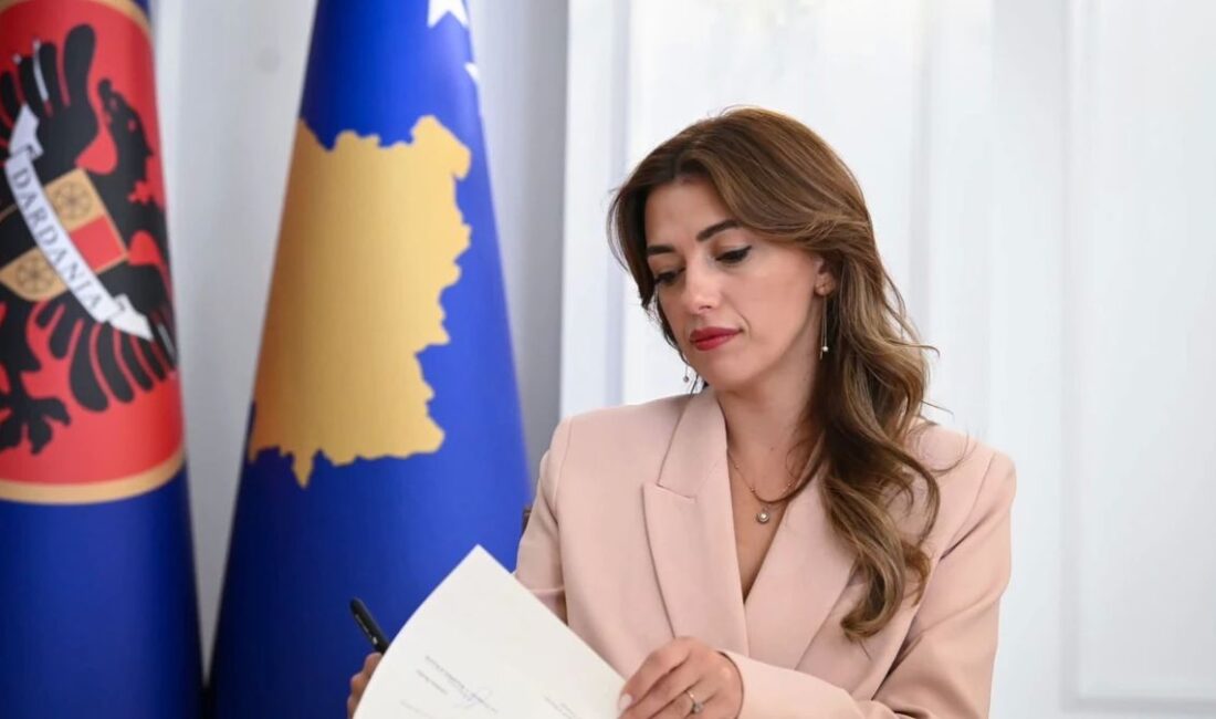 Cumhurbaşkanı Vekili Albulena Haxhiu, 2022 yılında görevlerinden istifa eden 18