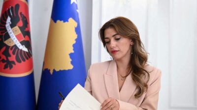 Cumhurbaşkanı Vekili Albulena Haxhiu, 2022 yılında görevlerinden istifa eden 18
