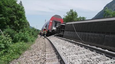 Almanya'nın Baden-Württemberg eyaletinin Riedlingen kenti yakınlarında yolcu treninin raydan çıkması