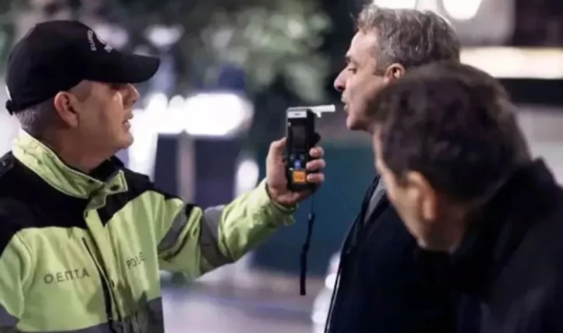 Başbakan Miçotakis, Atina’da polis kontrolüne takıldı. Alkolmetreye üfleyen Miçotakis alkolsüz