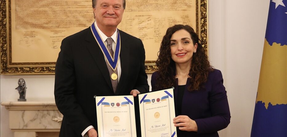 2026-01-13 Kosova Cumhurbaşkanı Vjosa Osmani, Türk spor yöneticisi Hasan Arat’a,