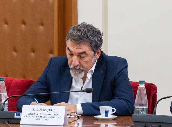 Bledi Çuçi’nin Parlamento Toplantısı Katılımı Bledi Çuçi, Parlamento Komisyon Üyelerinin