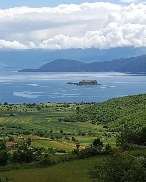 Prespa Gölü’nün Tarihi ve Coğrafi Önemi Prespa Gölü, günümüzde Arnavutluk,