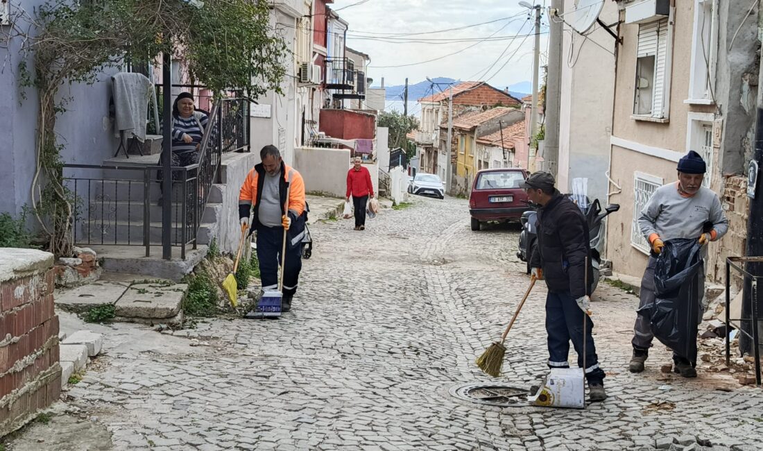 Ayvalık Belediyesi, kent genelinde yürüttüğü kapsamlı temizlik çalışmalarıyla Ayvalık Merkez’de