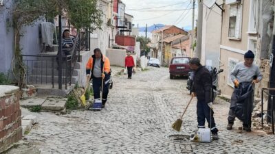 Ayvalık Belediyesi, kent genelinde yürüttüğü kapsamlı temizlik çalışmalarıyla Ayvalık Merkez’de