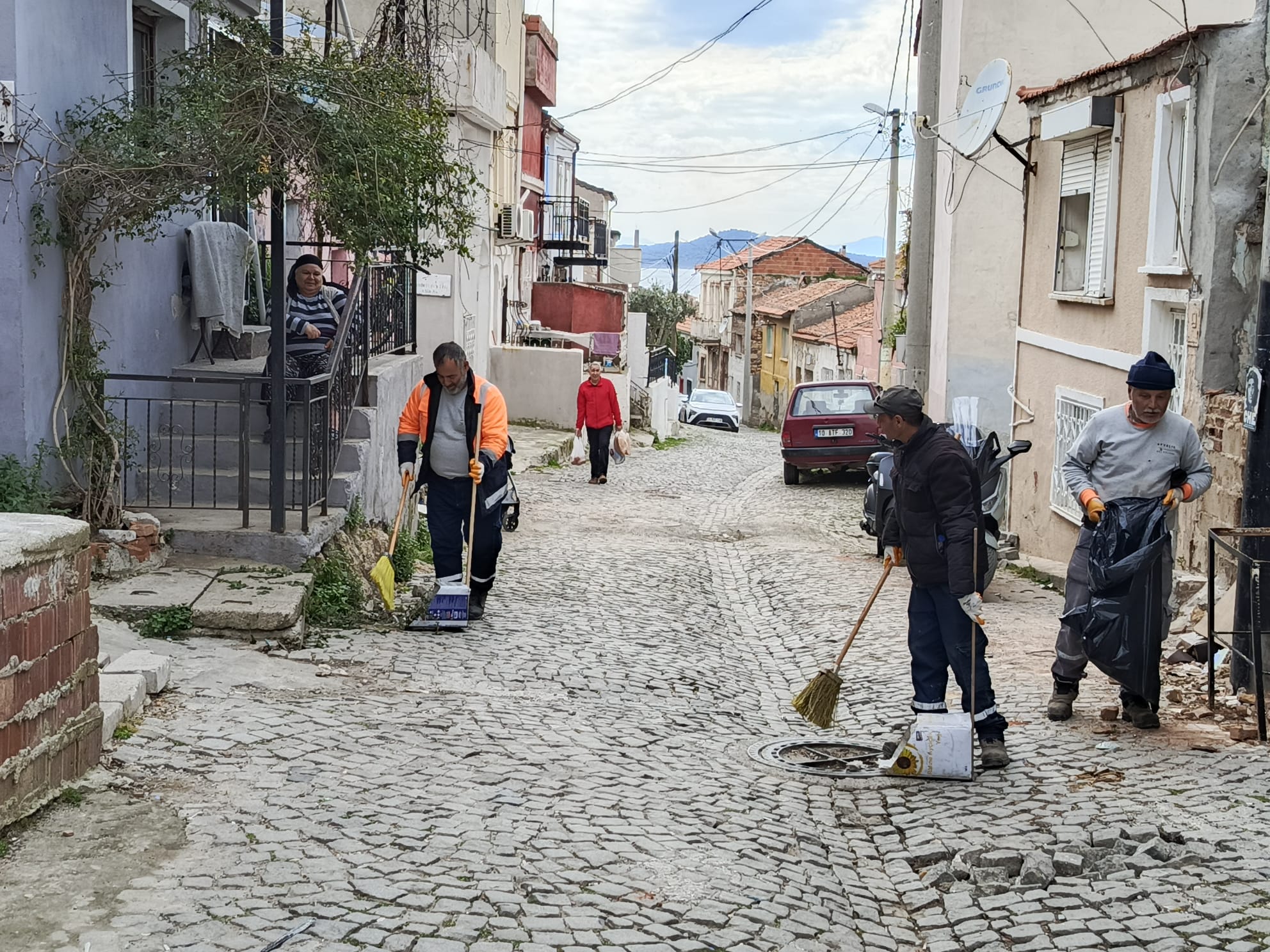 Ayvalık Belediyesi, kent genelinde yürüttüğü kapsamlı temizlik çalışmalarıyla Ayvalık Merkez’de