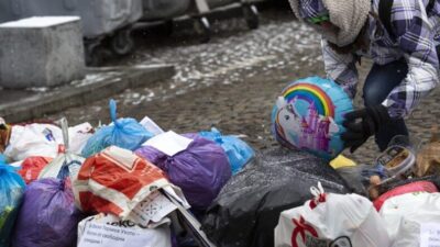 SOFYA’DA KRİZ: VATANDAŞLAR ÇÖP SORUNUNA TEPKİ OLARAK BELEDİYE BİNASI ÖNÜNE