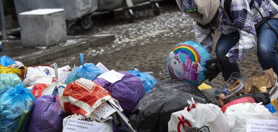 SOFYA’DA KRİZ: VATANDAŞLAR ÇÖP SORUNUNA TEPKİ OLARAK BELEDİYE BİNASI ÖNÜNE