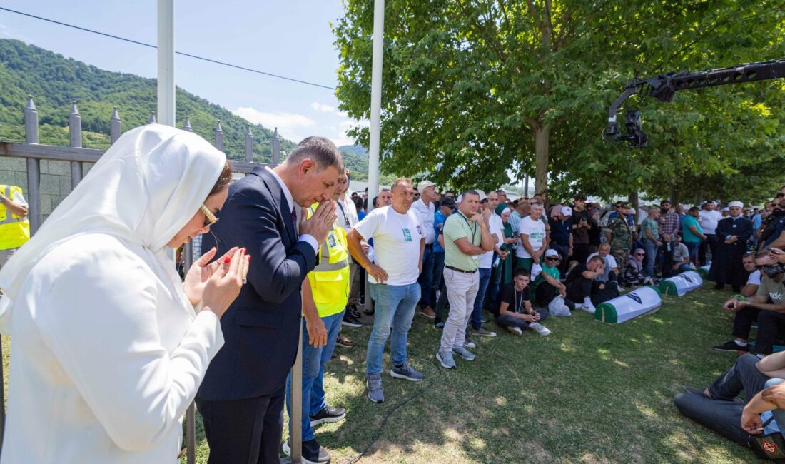 İzmir Büyükşehir Belediye Başkanı Dr. Cemil Tugay ile eşi Öznur