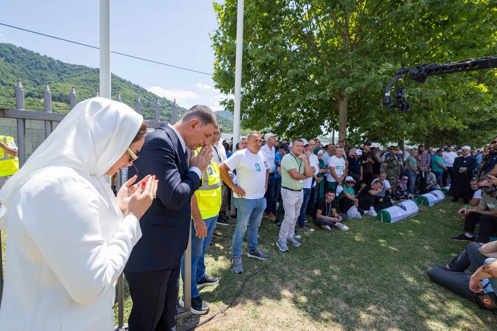 İzmir Büyükşehir Belediye Başkanı Dr. Cemil Tugay ile eşi Öznur