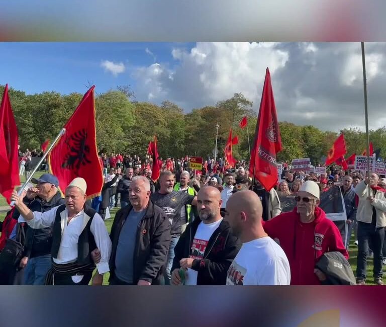 Arnavutluk’ta Hagë’de Protesto Gerçekleşti Arnavutluk‘tan gelen vatandaşlar, Hagë şehrinde bir