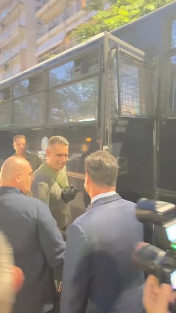 Selanik’te Çevik Kuvvet Polisleriyle Anlık Karşılaşma Selanik’e seyahat eden Adonis