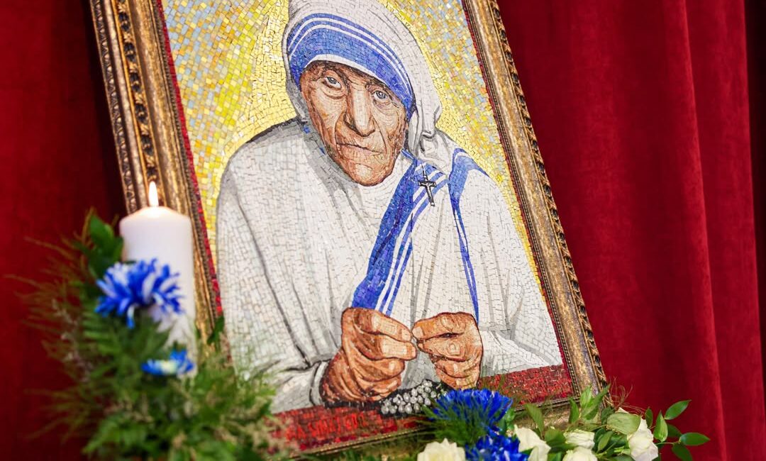 Nene Teresa’nın Mirası Kosova’da Anıldı Nene Teresa, küçük bedeniyle büyük