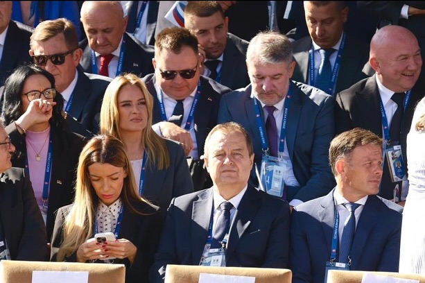 Sırbistan Askeri Geçitle Gücünü Sergiledi Sırbistan, bugün gerçekleştirilen görkemli askeri