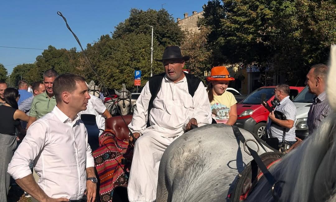 Kikinda‘da bugün gerçekleştirilen protesto gösterilerinde vatandaşlar, hükümetin politikalarını eleştirdi. Göstericiler,