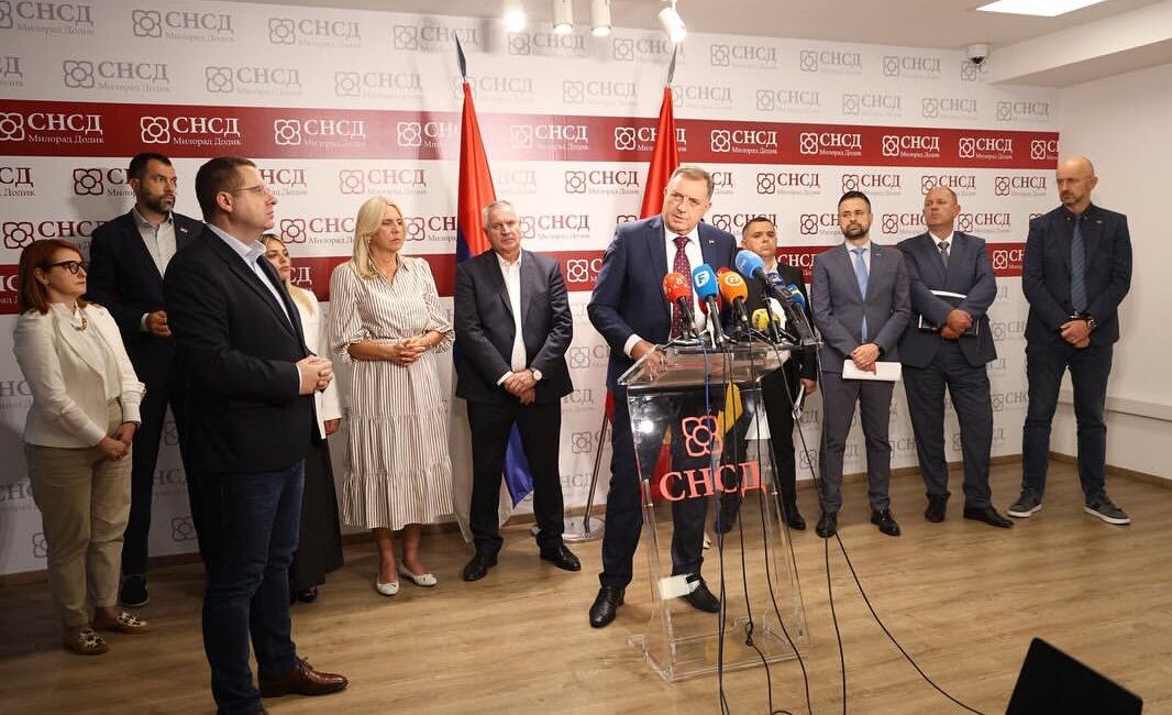 Sırp Cumhuriyeti’nde Erken Seçim Kararı ve Partiler Arası Uyumsuzluk Demokratik