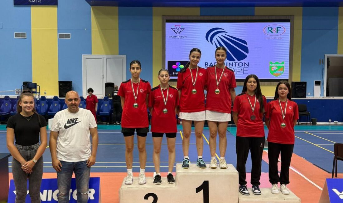 Bulgaristan’ın Pazarcık şehrinde gerçekleşen ‘Hebar U17 Bulgaria Open’ Badminton Turnuvası’nda