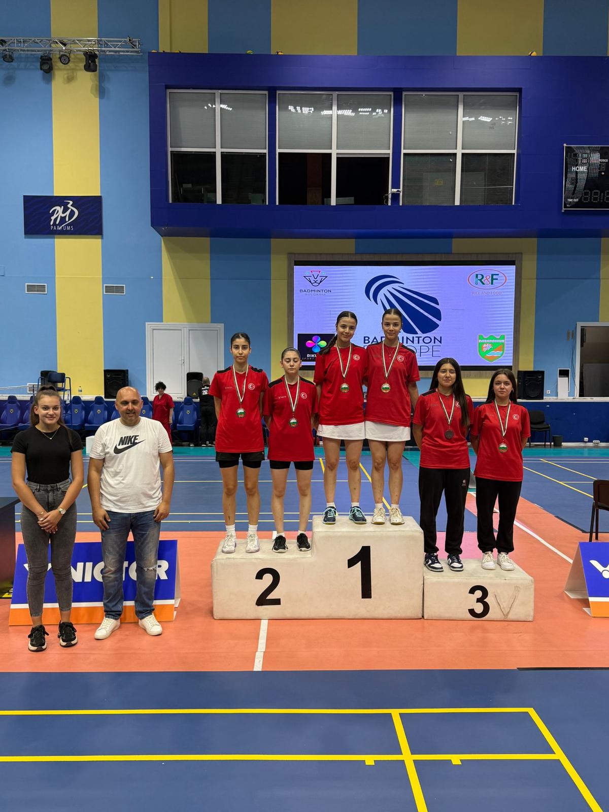 Bulgaristan’ın Pazarcık şehrinde gerçekleşen ‘Hebar U17 Bulgaria Open’ Badminton Turnuvası’nda