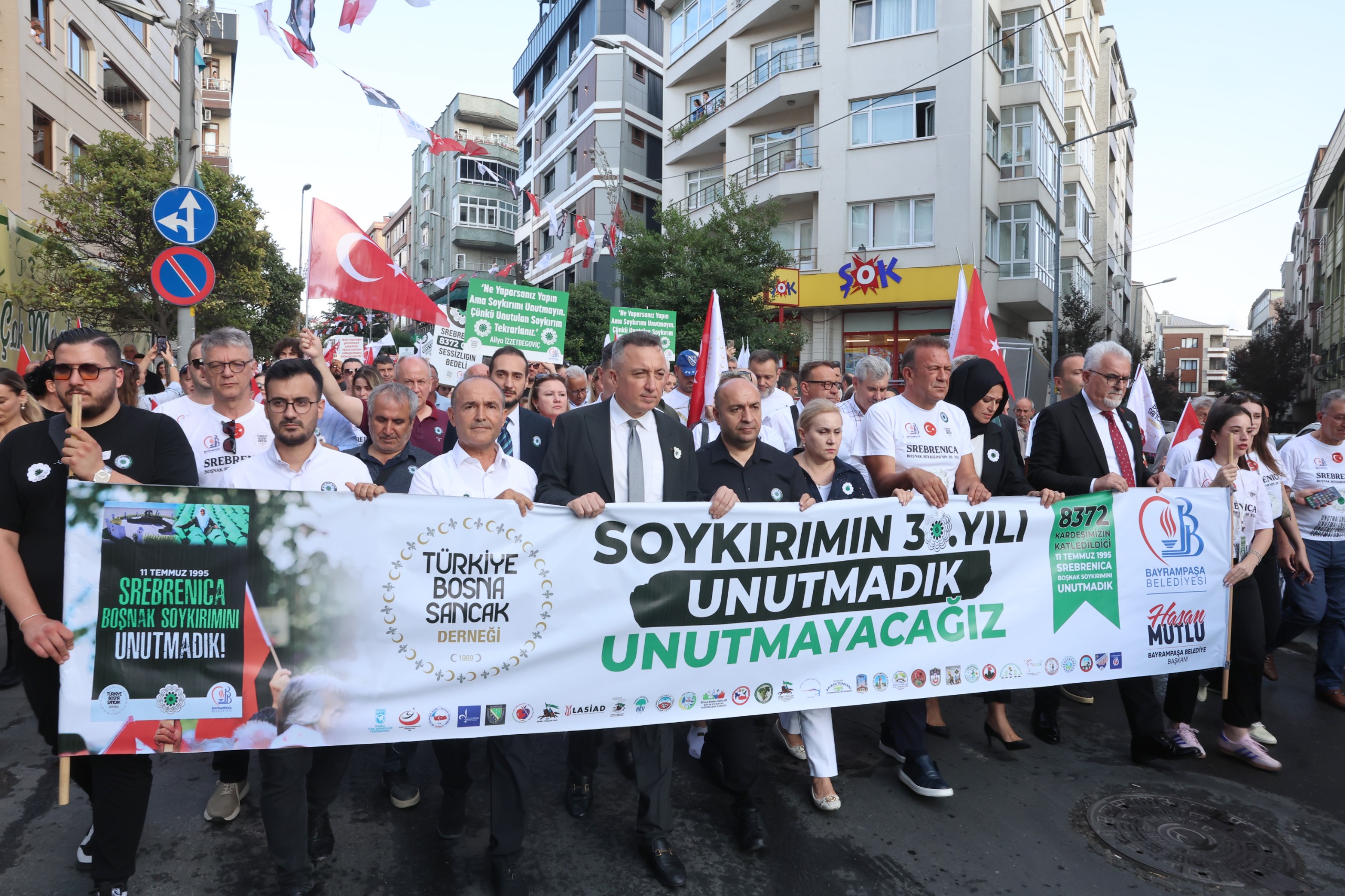 Bayrampaşa Belediyesi ve Türkiye Bosna Sancak Derneği öncülüğünde düzenlenen yürüyüş