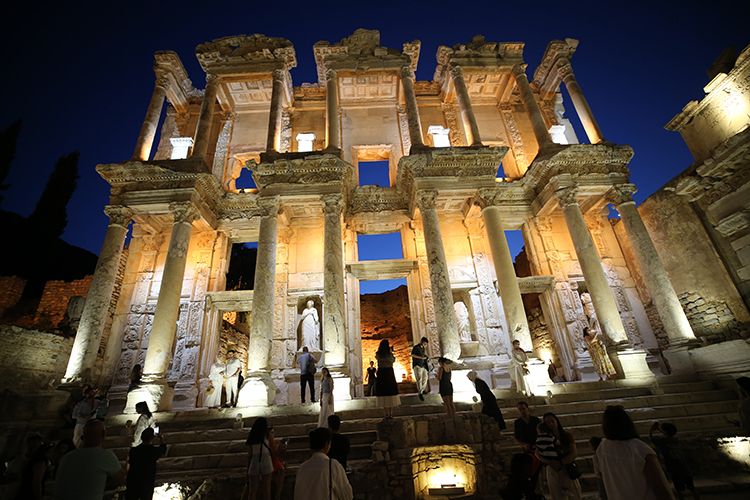 UNESCO Dünya Miras Listesi’nde yer alan Efes Antik Kenti, gece