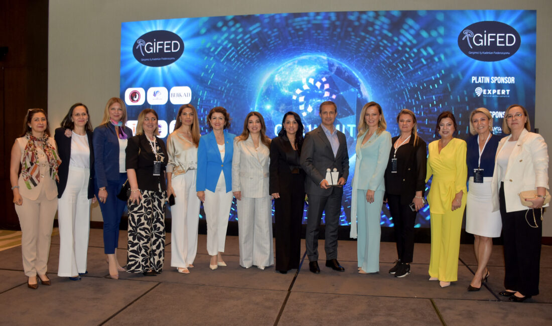İZİKAD C-Summit 2025'e katıldı