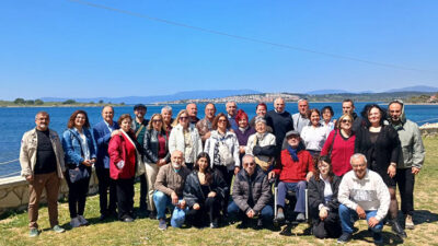 Teos Sanatçılar Derneği üyesi sanat insanları, Seferihisar, Akarca’da deniz manzarasıyla