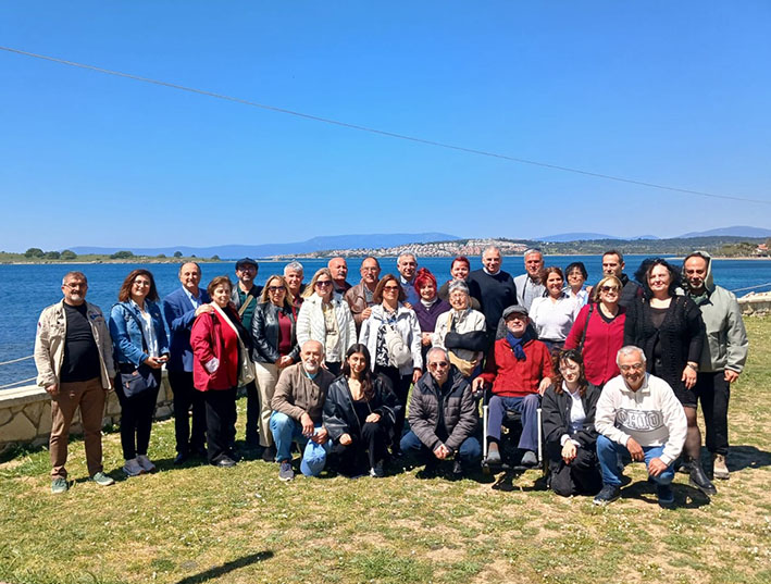 Teos Sanatçılar Derneği üyesi sanat insanları, Seferihisar, Akarca’da deniz manzarasıyla