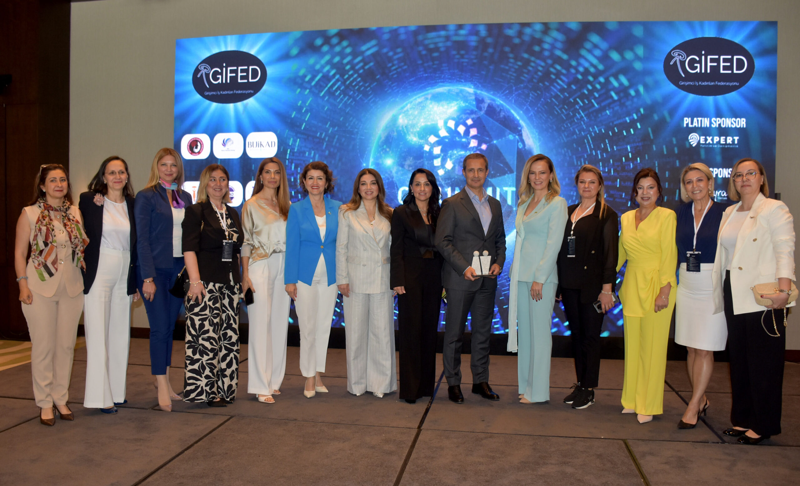 İZİKAD C-Summit 2025'e katıldı